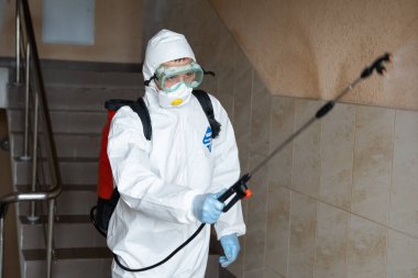 UKRAINE, KYIV - 20 Mayıs 2020: İç yüzeylerin sterilize edilmesi. Binaların içinde temizlik ve dezenfeksiyon, koronavirüs salgını. Dezenfekte çalışmaları için profesyonel ekipler. Enfeksiyon önleme ve