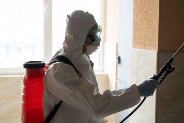 UKRAINE, KYIV - 20 Mayıs 2020: İç yüzeylerin sterilize edilmesi. Binaların içinde temizlik ve dezenfeksiyon, koronavirüs salgını. Dezenfekte çalışmaları için profesyonel ekipler. Enfeksiyon önleme ve
