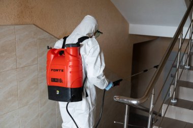UKRAINE, KYIV - 20 Mayıs 2020: İç yüzeylerin sterilize edilmesi. Binaların içinde temizlik ve dezenfeksiyon, koronavirüs salgını. Dezenfekte çalışmaları için profesyonel ekipler. Enfeksiyon önleme ve