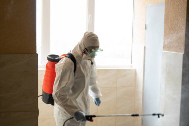 UKRAINE, KYIV - 20 Mayıs 2020: İç yüzeylerin sterilize edilmesi. Binaların içinde temizlik ve dezenfeksiyon, koronavirüs salgını. Dezenfekte çalışmaları için profesyonel ekipler. Enfeksiyon önleme ve