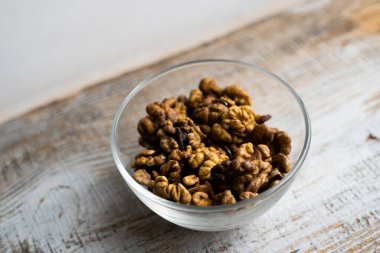 Vintage ahşap bir masada küçük bir tabakta ceviz. Ceviz sağlıklı bir vejetaryen protein besleyici gıdadır. Doğal çerezler.