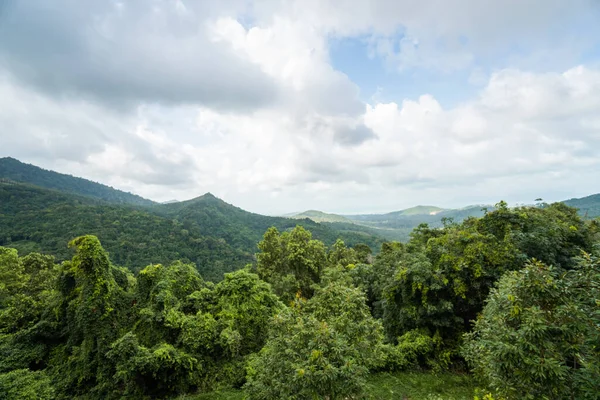 Estate colline foresta tropicale con un cielo nuvoloso. Montagne e nuvole bianche su un cielo blu. Tropicale vacanza estiva concetto di vacanza . — Foto Stock