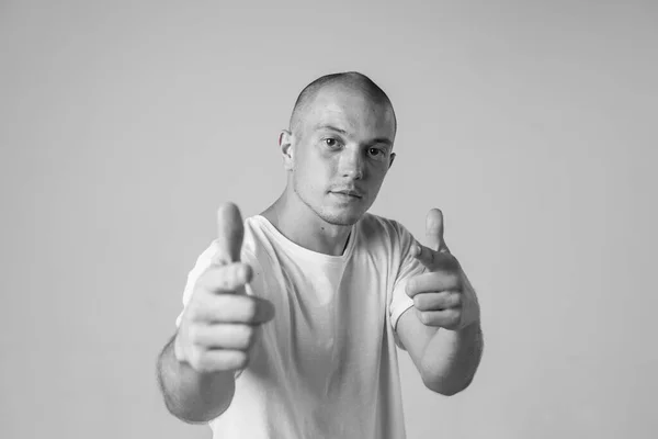 Preto e branco elegante retrato épico moderno de bboy em uma camiseta branca em um fundo branco. Bailarina de breakdance e hiphop. Misterioso e fresco . — Fotografia de Stock