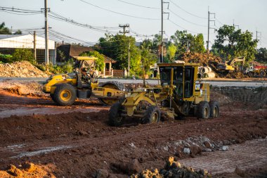 VİETNAM, HO CHI MINH - 15 Mayıs 2019: Grader yol inşaatında çalışıyor. Sınıf endüstriyel makine yeni yollar inşa ediyor. Otoyolda çalışan ağır iş makineleri.