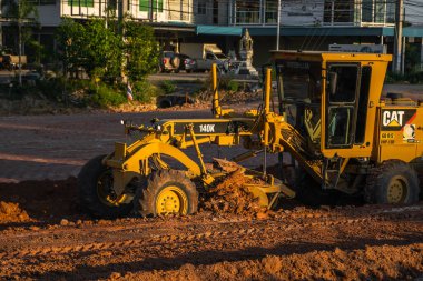 VİETNAM, HO CHI MINH - 15 Mayıs 2019: Grader yol inşaatında çalışıyor. Sınıf endüstriyel makine yeni yollar inşa ediyor. Otoyolda çalışan ağır iş makineleri.