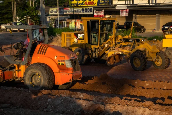 VIETNAM, HO CHI MINH - 15 de mayo de 2019: Grader está trabajando en la construcción de carreteras. Grader máquina industrial en la construcción de nuevas carreteras. Maquinaria de servicio pesado trabajando en carretera . —  Fotos de Stock