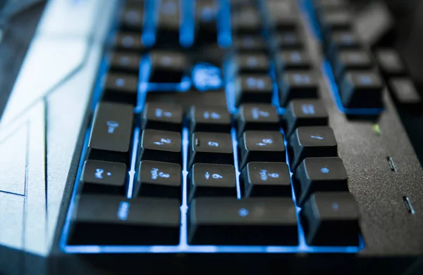 Teclado Gamer com luzes azuis coloridas, computador gamer moderno. Luz de fundo azul, retroiluminado no computador portátil ou keyborad de jogos . — Fotografia de Stock