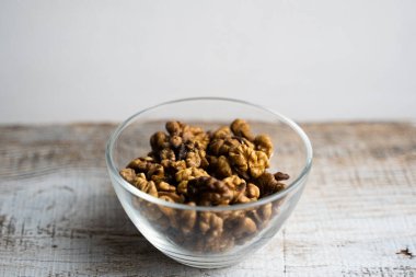 Vintage ahşap bir masada küçük bir tabakta ceviz. Ceviz sağlıklı bir vejetaryen protein besleyici gıdadır. Doğal çerezler.