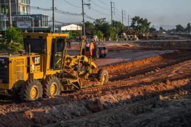 VİETNAM, HO CHI MINH - 15 Mayıs 2019: Grader yol inşaatında çalışıyor. Sınıf endüstriyel makine yeni yollar inşa ediyor. Otoyolda çalışan ağır iş makineleri.