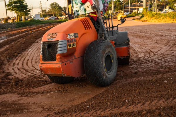 VIETNAM, HO CHI MINH - 15 de mayo de 2019: Rodillos de carretera trabajando en el nuevo sitio de construcción de carreteras. Maquinaria de servicio pesado trabajando en carretera. Equipo de construcción. Compactación de la carretera . —  Fotos de Stock