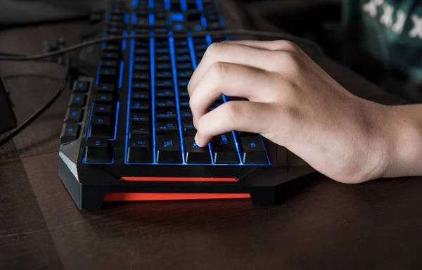 Klawiatura gracza z kolorowymi niebieskimi światłami, nowoczesny komputer gracza. Niebieskie podświetlenie, podświetlenie na laptopie lub komputerze keyborad gier. — Zdjęcie stockowe