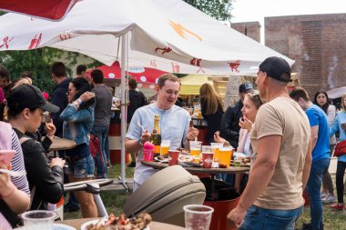 UKRAINE, LUTSK - 20 Haziran 2019: İnsanlar yemeklerini açık havada yiyorlar.