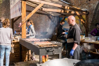 UKRAINE, LUTSK - 5 Haziran 2019: Adam yemek festivalinde et pişiriyor.