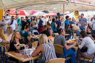 UKRAINE, LUTSK - 20 Haziran 2019: İnsanlar yemeklerini açık havada yiyorlar.