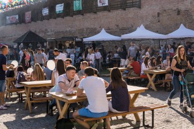 UKRAINE, LUTSK - 20 Haziran 2019: İnsanlar yemeklerini açık havada yiyorlar.