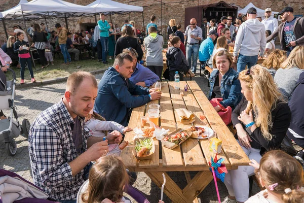 UKRAINE, LUTSK - 20. června 2019: Lidé jedí své jídlo na potravinovém festivale venku. — Stock fotografie