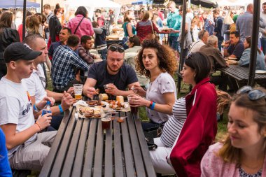 UKRAINE, LUTSK - 20 Haziran 2019: İnsanlar yemeklerini açık havada yiyorlar.