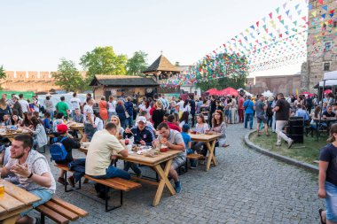 UKRAINE, LUTSK - 20 Haziran 2019: İnsanlar yemeklerini açık havada yiyorlar.