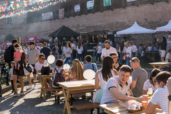 UKRAINE, LUTSK - 20 Haziran 2019: İnsanlar yemeklerini açık havada yiyorlar.
