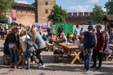 UKRAINE, LUTSK - 20 Haziran 2019: İnsanlar yemeklerini açık havada yiyorlar.