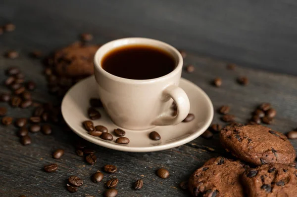 나무로 된 탁자 위에 쿠키가 놓인 커피 잔. 초콜릿 쿠키와 블랙 커피 한 조각. 신선 한 커피 콩. — 스톡 사진