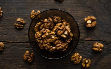 Kabuklu ceviz ve ahşap bir masanın üzerinde duran fındıklı ceviz. Ceviz sağlıklı bir vejetaryen protein besleyici gıdadır. Köhne odunda ceviz.