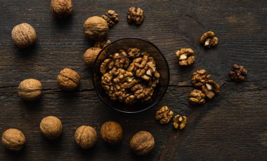 Kabuklu ceviz ve ahşap bir masanın üzerinde duran fındıklı ceviz. Ceviz sağlıklı bir vejetaryen protein besleyici gıdadır. Köhne odunda ceviz.