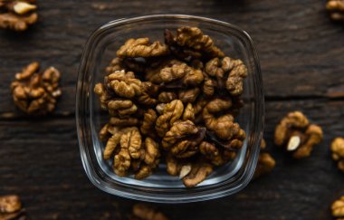 Kabuklu ceviz ve ahşap bir masanın üzerinde duran fındıklı ceviz. Ceviz sağlıklı bir vejetaryen protein besleyici gıdadır. Köhne odunda ceviz.