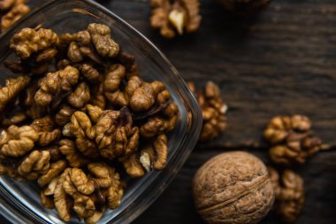 Kabuklu ceviz ve ahşap bir masanın üzerinde duran fındıklı ceviz. Ceviz sağlıklı bir vejetaryen protein besleyici gıdadır. Köhne odunda ceviz.