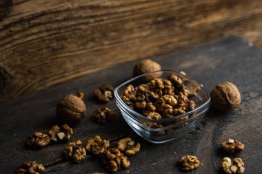 Kabuklu ceviz ve ahşap bir masanın üzerinde duran fındıklı ceviz. Ceviz sağlıklı bir vejetaryen protein besleyici gıdadır. Köhne odunda ceviz.