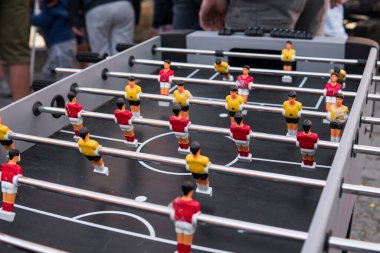 Masa futbol maçı. Kırmızı ve sarı oyunculu futbol masası.