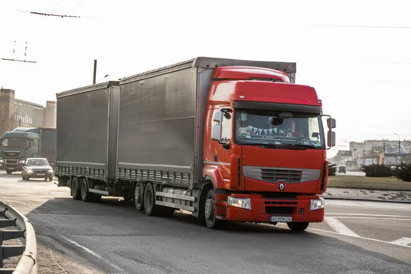 UKRAINE, KYIV - 10 mei 2020: Vrachtwagen onderweg. Vervoer en logistiek. TIR. — Stockfoto