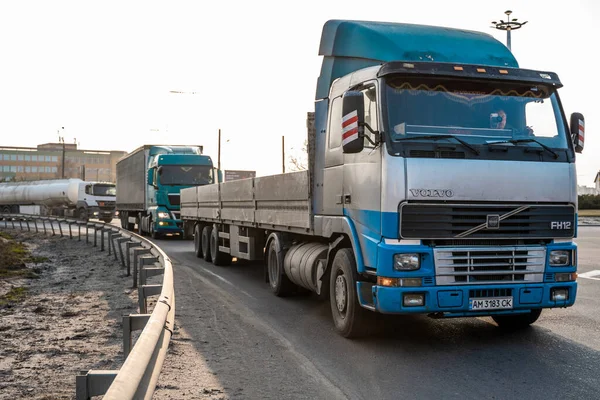 UKRAINE, KYIV - 10 mei 2020: Vrachtwagen onderweg. Vervoer en logistiek. TIR. — Stockfoto