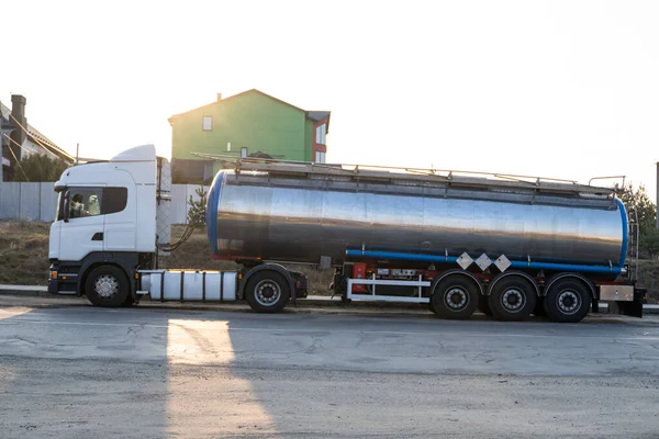UCRANIA, KYIV - 10 de mayo de 2020: Gran camión cisterna de gas en carretera al atardecer. Transporte y Logística. TIR. Transporte de combustible. — Foto de Stock