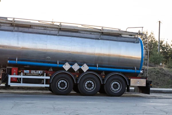 UKRAINE, KYIV - 10 Mei 2020: Truk tangki bensin besar di jalan raya saat matahari terbenam. Transportasi dan Logistik. TIR. Transportasi bahan bakar. — Stok Foto