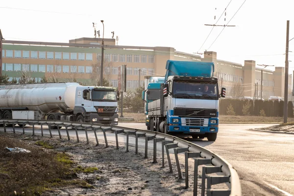 UKRAINE, KYIV - 10 mei 2020: Vrachtwagen onderweg. Vervoer en logistiek. TIR. — Stockfoto