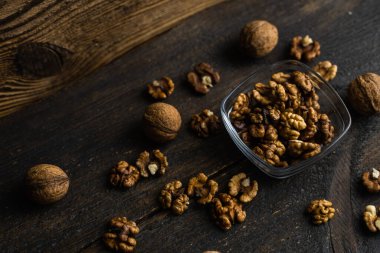 Kabuklu ceviz ve ahşap bir masanın üzerinde duran fındıklı ceviz. Ceviz sağlıklı bir vejetaryen protein besleyici gıdadır. Köhne odunda ceviz.