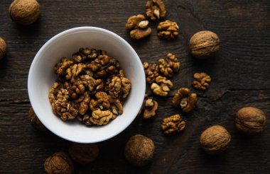 Kabuklu ceviz ve ahşap bir masanın üzerinde duran fındıklı ceviz. Ceviz sağlıklı bir vejetaryen protein besleyici gıdadır. Köhne odunda ceviz.