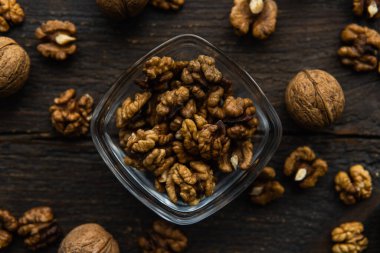 Kabuklu ceviz ve ahşap bir masanın üzerinde duran fındıklı ceviz. Ceviz sağlıklı bir vejetaryen protein besleyici gıdadır. Köhne odunda ceviz.