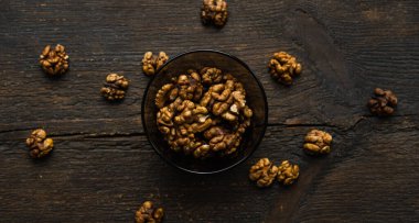 Kabuklu ceviz ve ahşap bir masanın üzerinde duran fındıklı ceviz. Ceviz sağlıklı bir vejetaryen protein besleyici gıdadır. Köhne odunda ceviz.