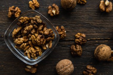 Kabuklu ceviz ve ahşap bir masanın üzerinde duran fındıklı ceviz. Ceviz sağlıklı bir vejetaryen protein besleyici gıdadır. Köhne odunda ceviz.