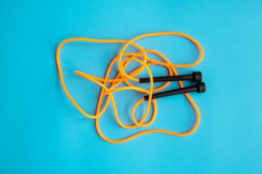 Mavi arka planda ip atlamak. İp atla.