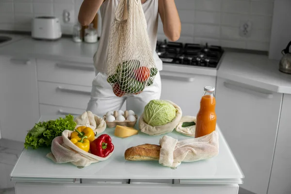 Bolso de comestibles eco textil reutilizable con verduras y frutas. Cero residuos y concepto libre de plástico. Chica está sosteniendo malla de algodón shopper con verduras. — Foto de Stock