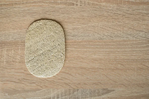 Lave-vaisselle loofah naturel éponges de cuisine. Éponge lave-vaisselle écologique sur une table, vue sur le dessus. Tapis de lavage de vaisselle biodégradable. — Photo