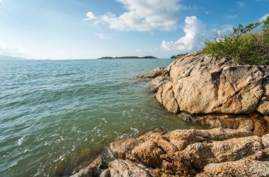 Panoramik manzara güzel renkli büyük uçurum ve deniz.