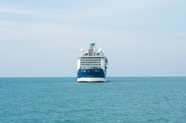 Koh Samui Adası, Tayland - 15 Aralık 2019: TUI Cruises şirketinin seyahat gemisi Tayland Körfezi 'nde..