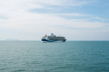 Koh Samui Adası, Tayland - 15 Aralık 2019: TUI Cruises şirketinin seyahat gemisi Tayland Körfezi 'nde..