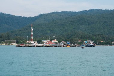 Koh Samui Adası, Tayland - 15 Aralık 2019: Koh Samui feribot terminali.