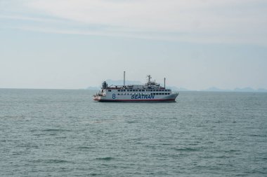 Koh Samui Adası, Tayland - 15 Aralık 2019: Seatran Feribotu Donsak Pier Surat Thani eyaletinden Tayland 'daki Koh Samui adasına yolcu taşıyor.