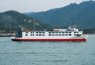 Donsak rıhtımından Surat Thani bölgesinden Tayland 'daki Koh Samui adasına feribot ile yolcu taşıma..